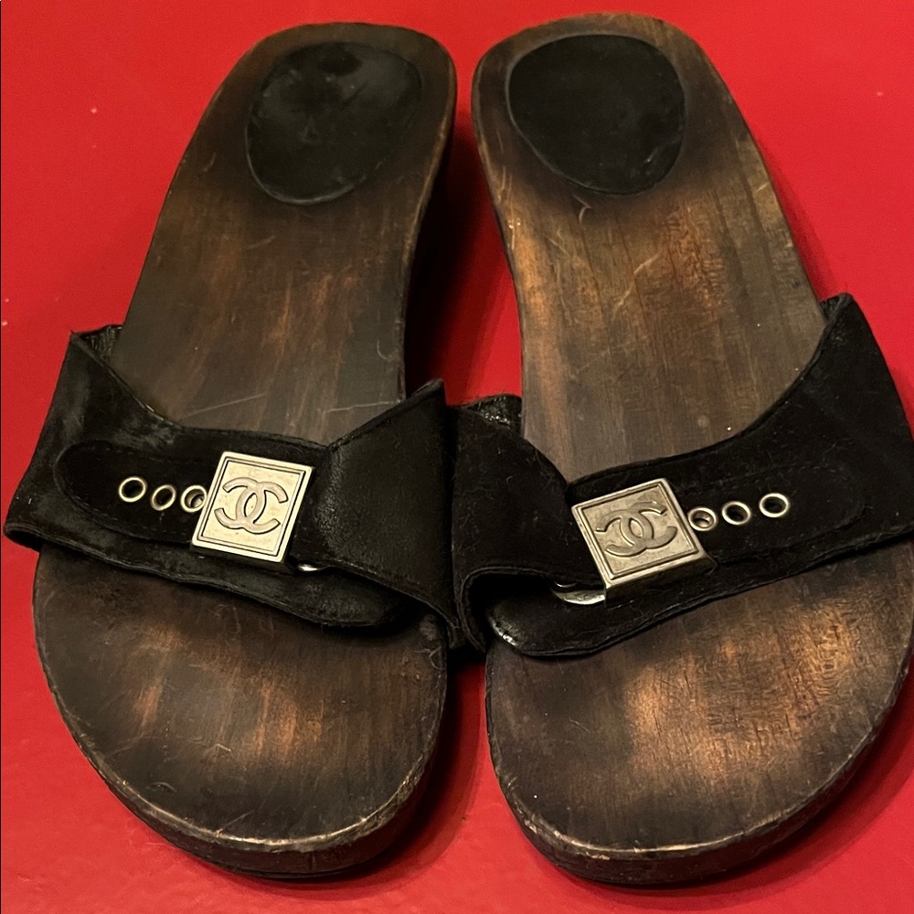 CHANEL Black Leather Slide Sandals with Silver CC Logo Buckle Medallions Size 40